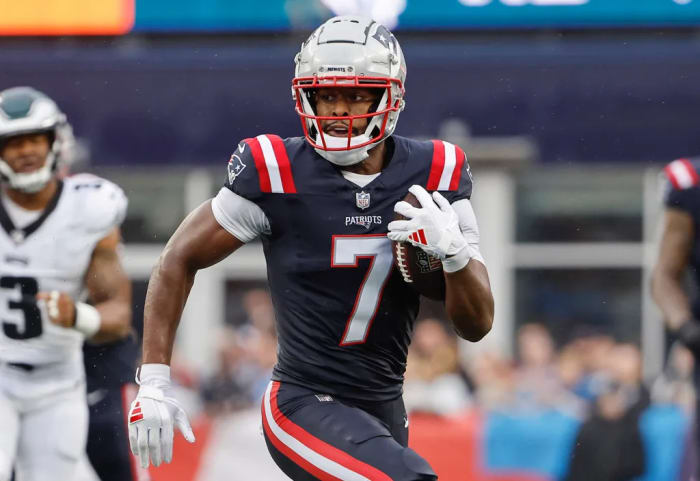 New England wide receiver JuJu Smith-Schuster runs after making a catch against the Philadelphia Eagles.